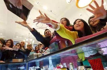 亚洲熟女12P中国人依然爱赴日旅游 消费已由爆买转向网购